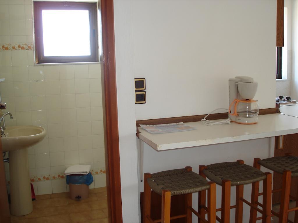 Popi Hotel Apartments Agia Marina Oda fotoğraf
